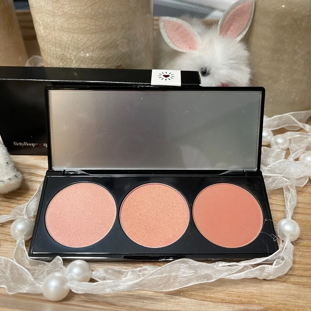 BETTY BOOP Blush Palette in You’re a Peach”
